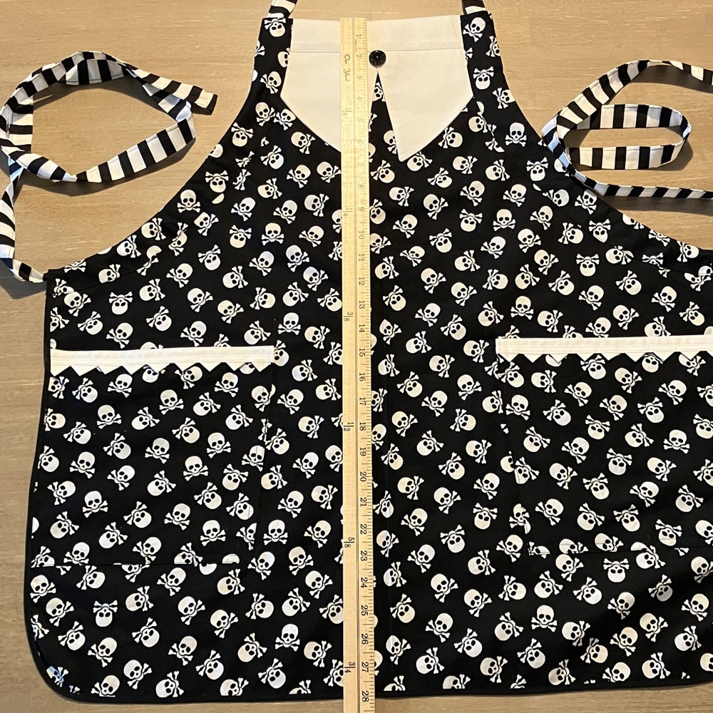 Wednesday Addams Inspired Skull Apron Size Large - Picture 4 of 5